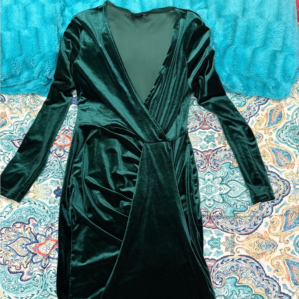PrettyLittleThing Women’s Long Sleeve Velvet Plunge Neck Midi dress